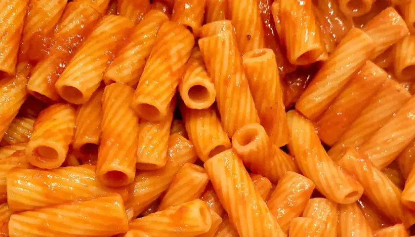 Macarrones rigati cubiertos con una rica salsa de tomate, perfectos para cualquier tipo de salsas para pasta.