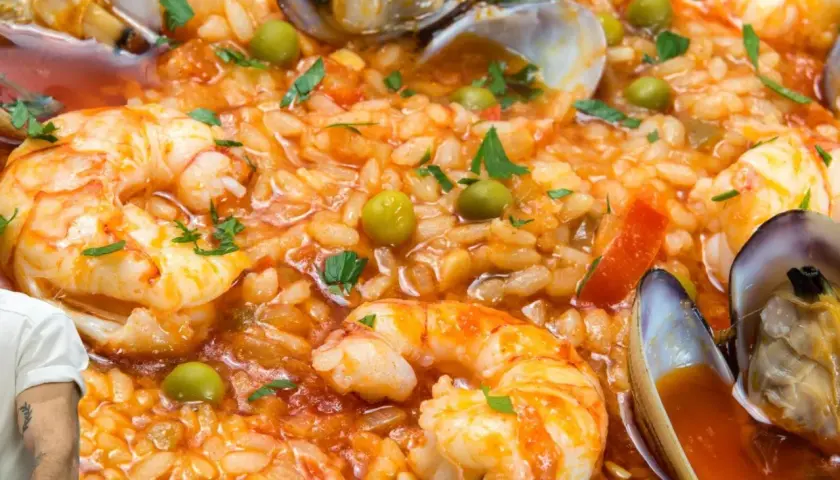 Arroz con marisco, un plato vibrante con gambas, mejillones y guisantes, listo para ser disfrutado.