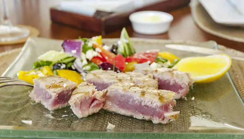 Tataki de atún sellado con ensalada fresca y limón.