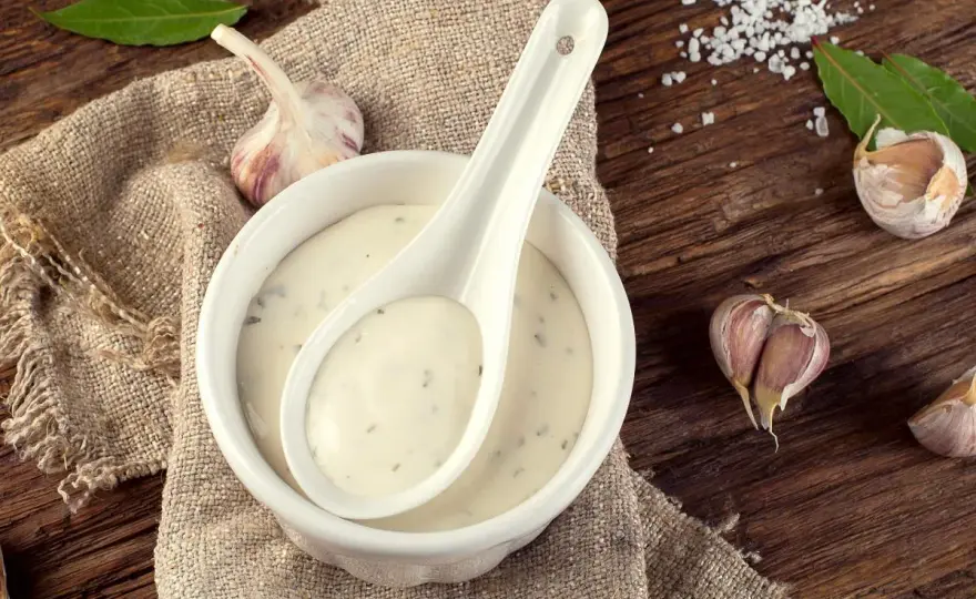Salsa de ajo cremosa - Trucos para que sea suave y no se corte