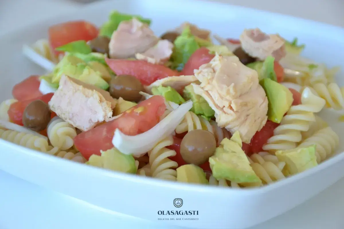 Ensalada de pasta con atún, aguacate, tomate y aceitunas. Un plato fresco y delicioso.