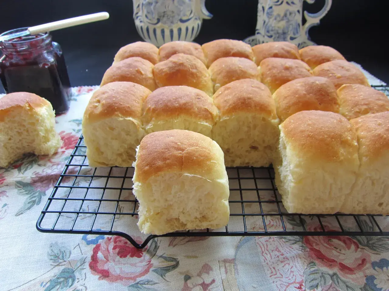 Pan de patata recién horneado, suave y esponjoso, listo para untar con mermelada.