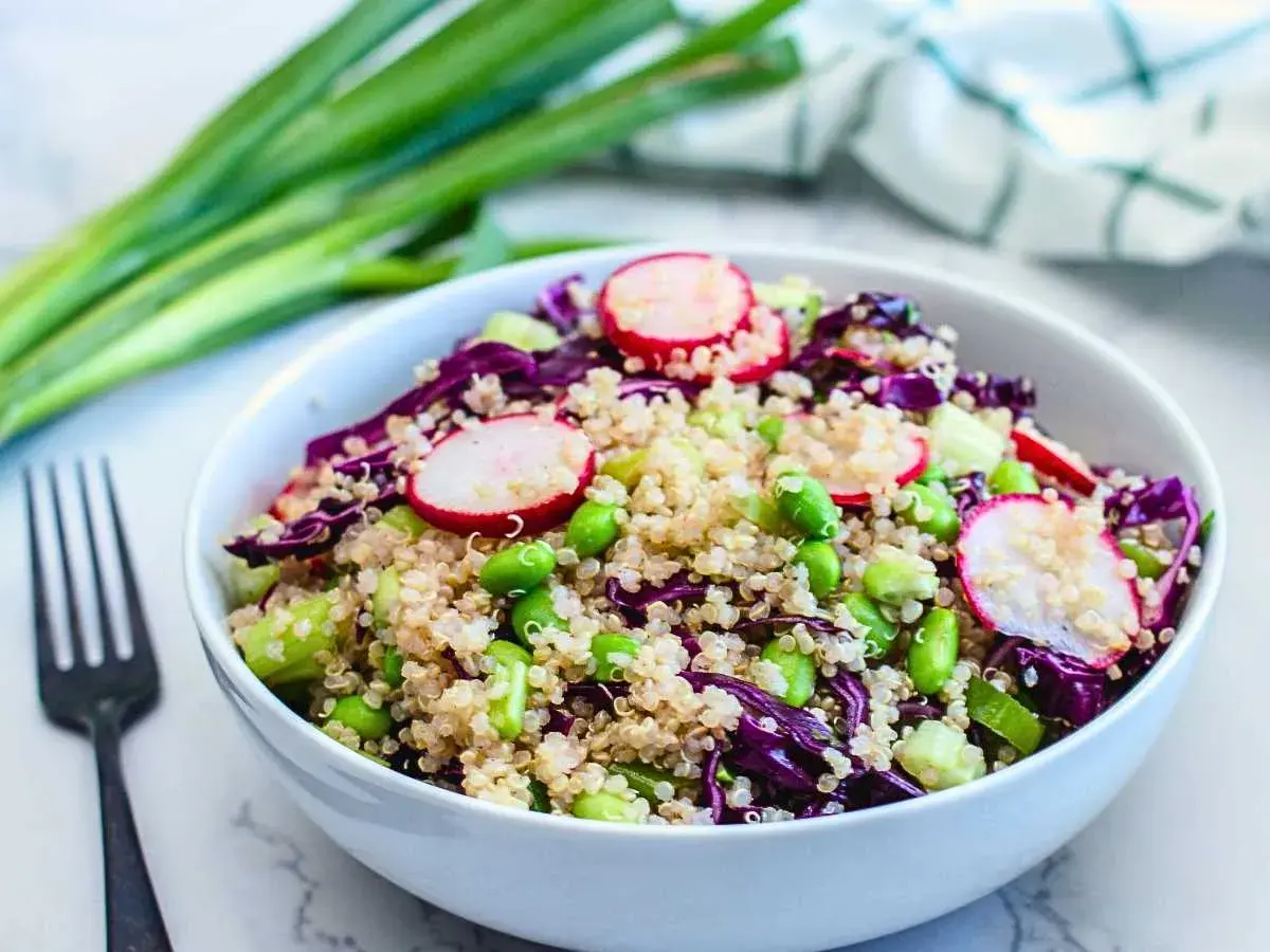 Deliciosa ensalada de quinoa con rábano, edamame y col morada. Un plato fresco y nutritivo.