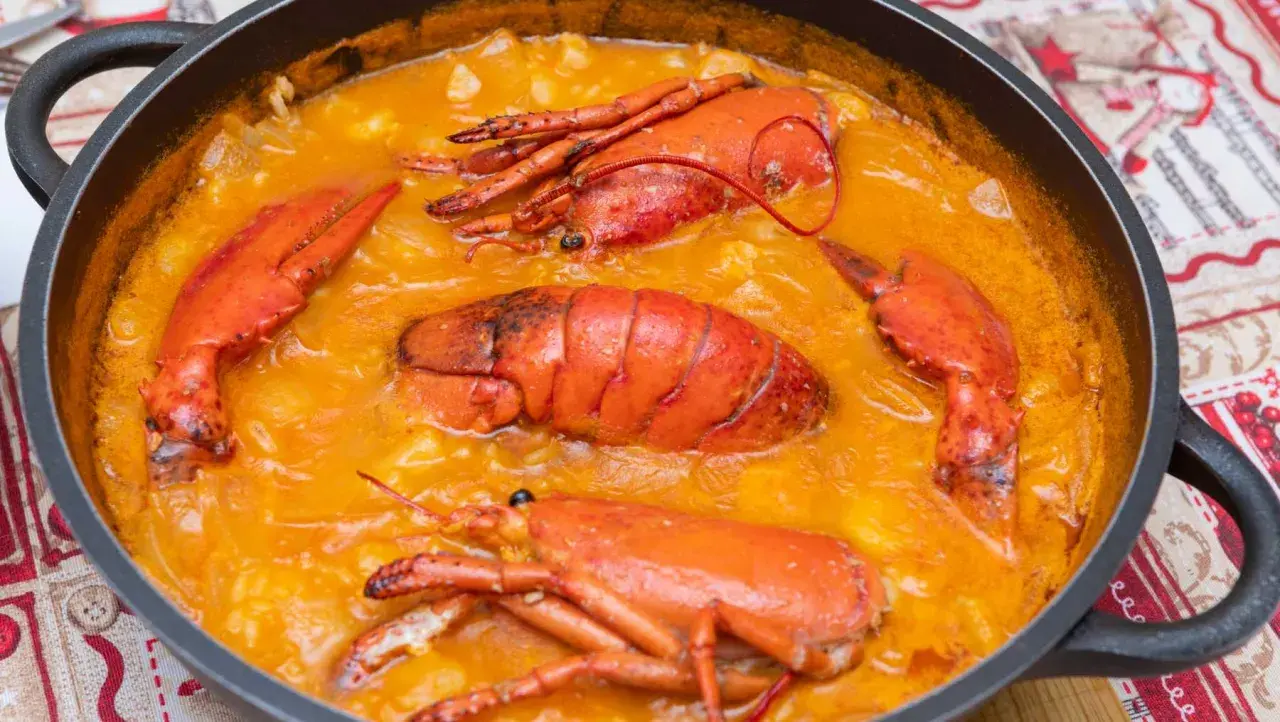 Arroz caldoso con bogavante, un plato delicioso y reconfortante, con trozos de bogavante enteros y jugosos en una salsa cremosa.