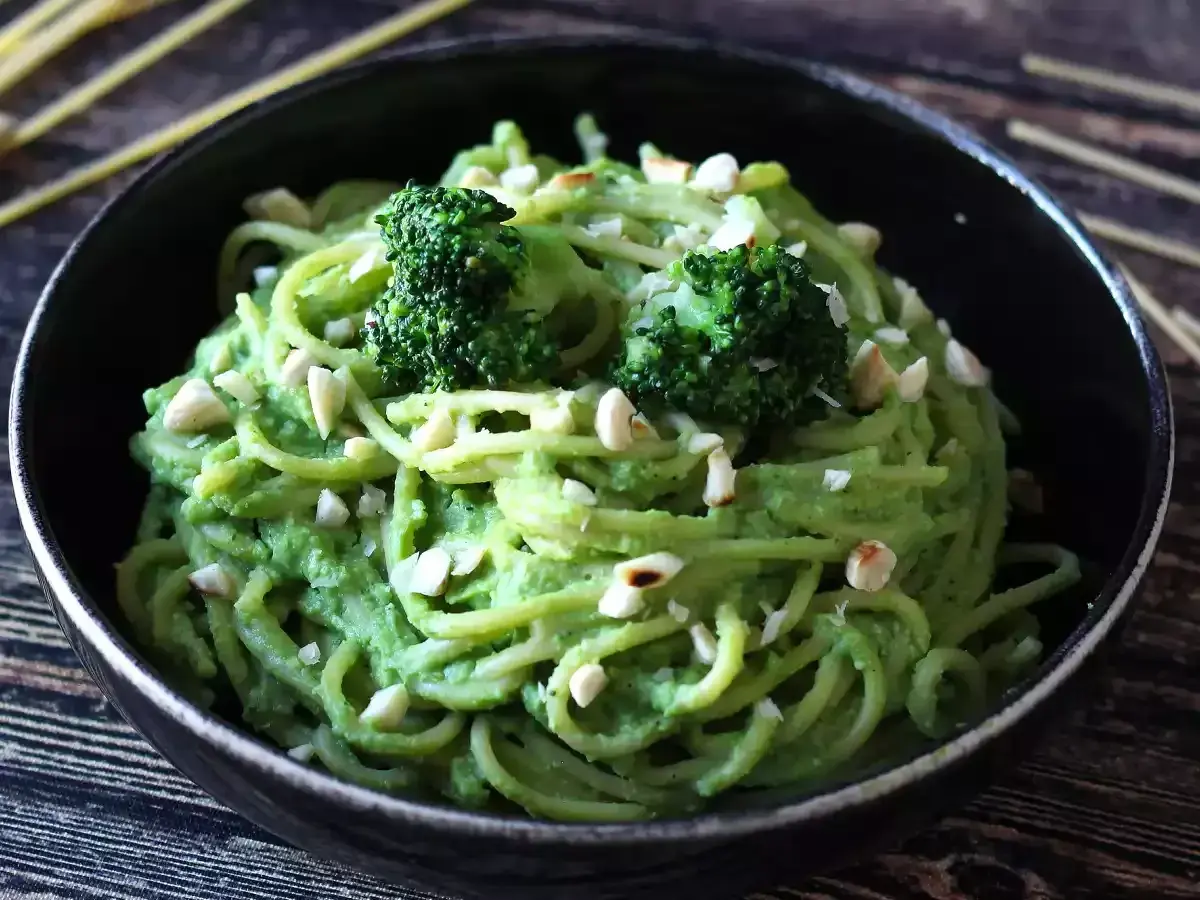 Deliciosa pasta con brócoli cremoso y trocitos de frutos secos, un plato vibrante y nutritivo.