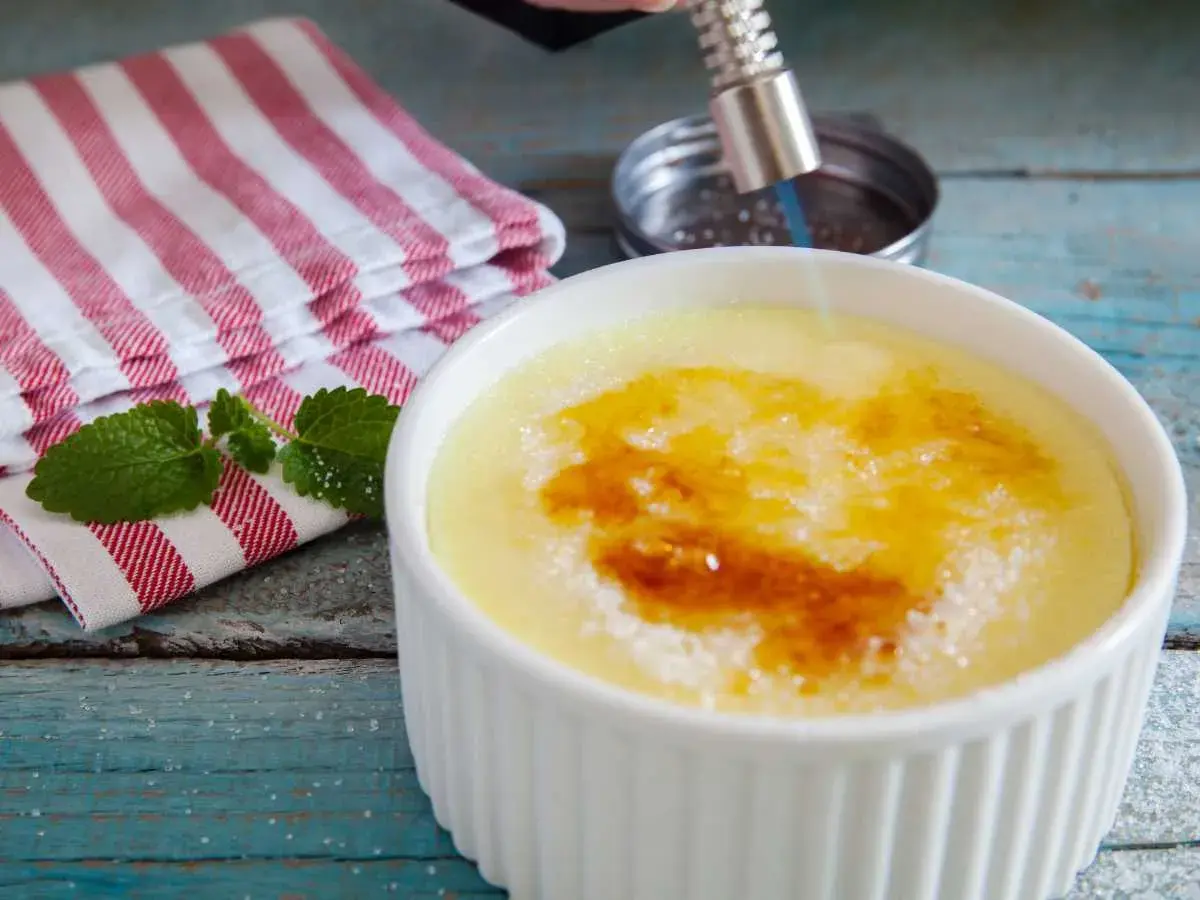 Crema catalana recién hecha con Thermomix, dorando el azúcar con un soplete.