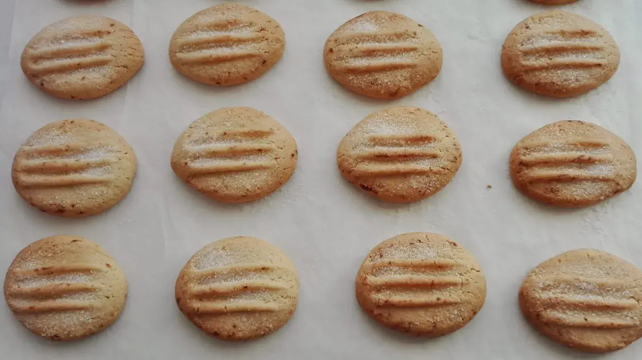 Galletas caseras de pueblo, doradas y espolvoreadas con azúcar, listas para disfrutar.