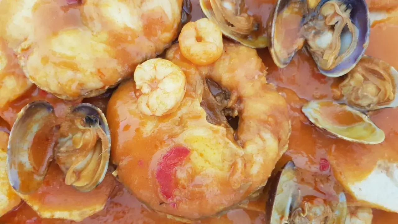 Merluza a la cazuela con gambas y almejas, un plato marinero lleno de sabor.