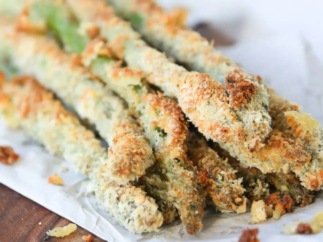 Espárragos verdes crujientes empanizados, perfectos para unas deliciosas recetas de esparragos verdes.