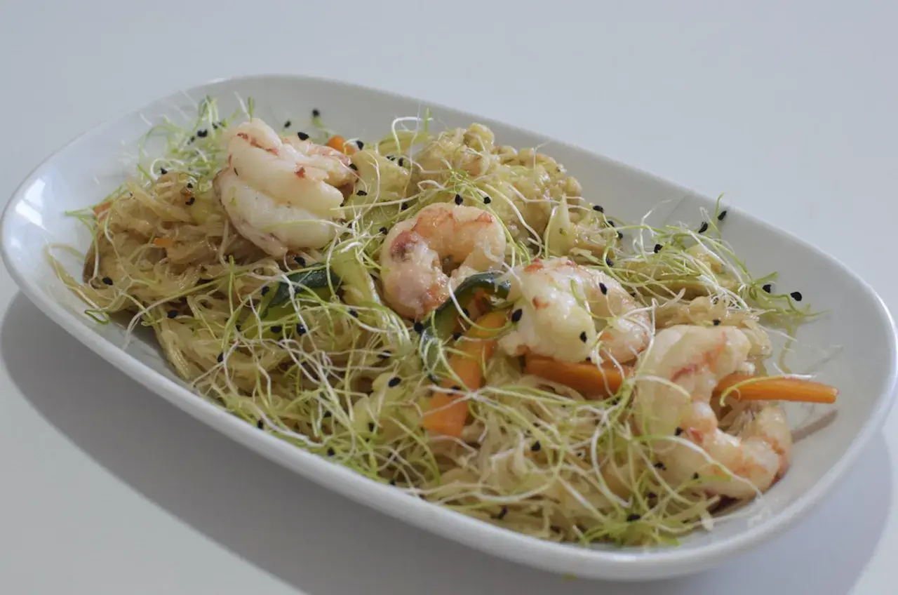 Fideos de arroz con gambas, brotes tiernos y zanahoria, un plato ligero y sabroso.