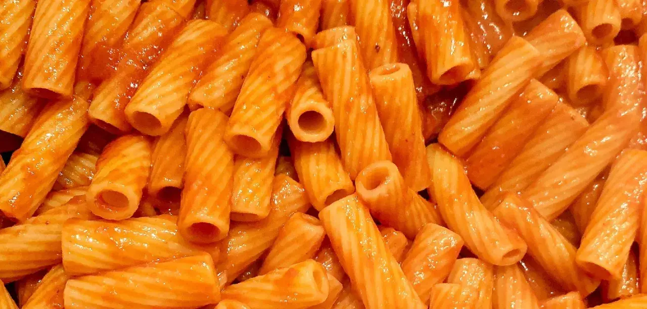 Macarrones rigati cubiertos con una rica salsa de tomate, perfectos para cualquier tipo de salsas para pasta.