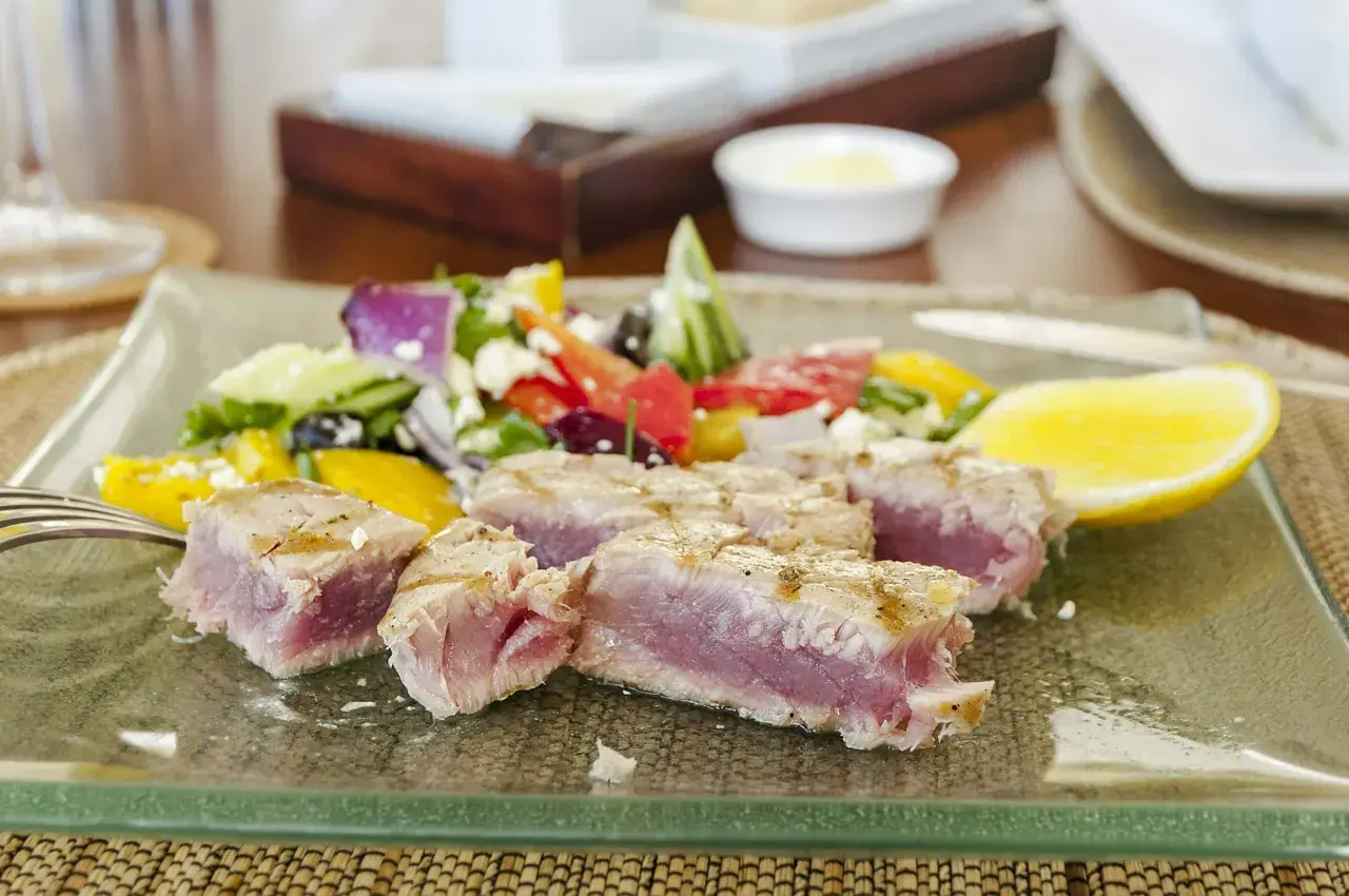 Tataki de atún sellado con ensalada fresca y limón.