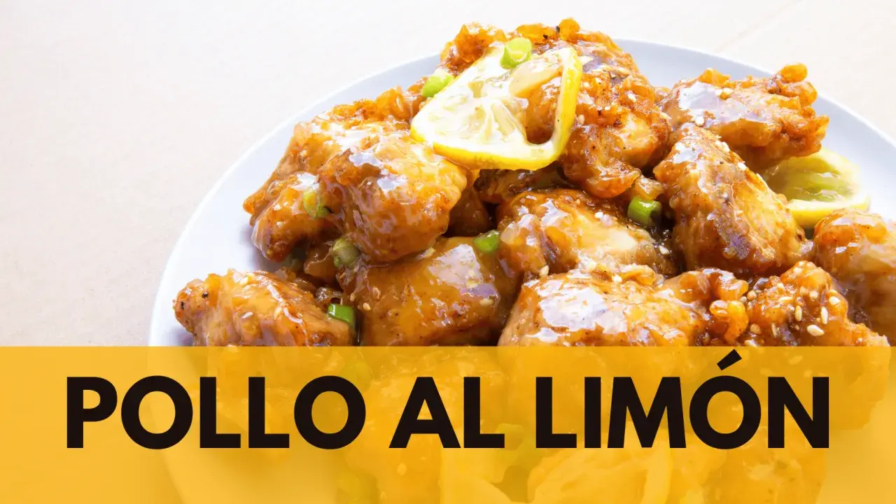 Sabroso pollo al limón crujiente, bañado en una salsa dorada y adornado con rodajas de limón y cebolleta.