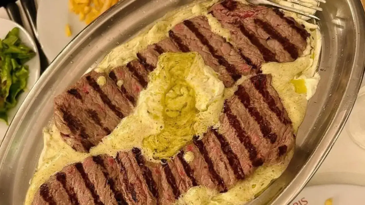 Filetes a la parrilla ba&ntilde;ados en una cremosa salsa caf&eacute; Par&iacute;s, un cl&aacute;sico parisino.