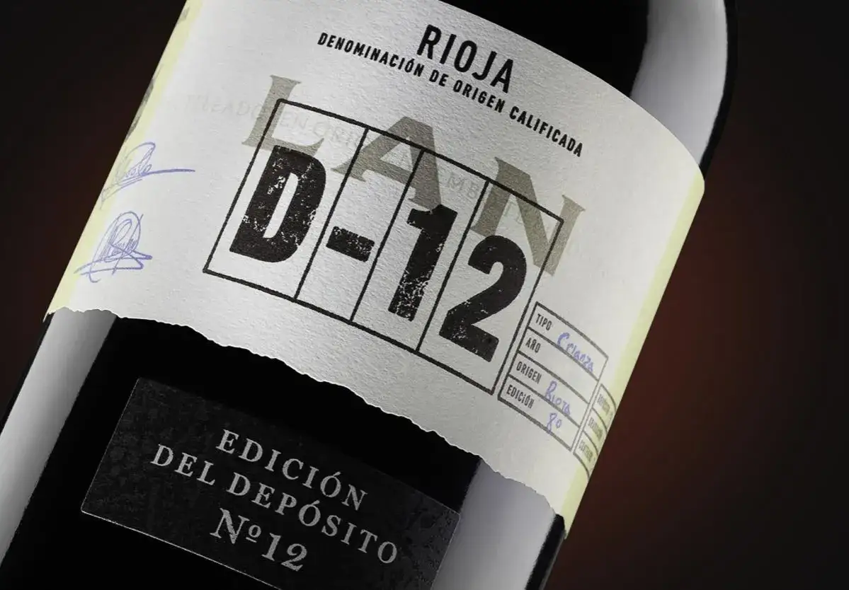 Botella de vino tinto LAN D-12, Rioja Crianza. La etiqueta detalla