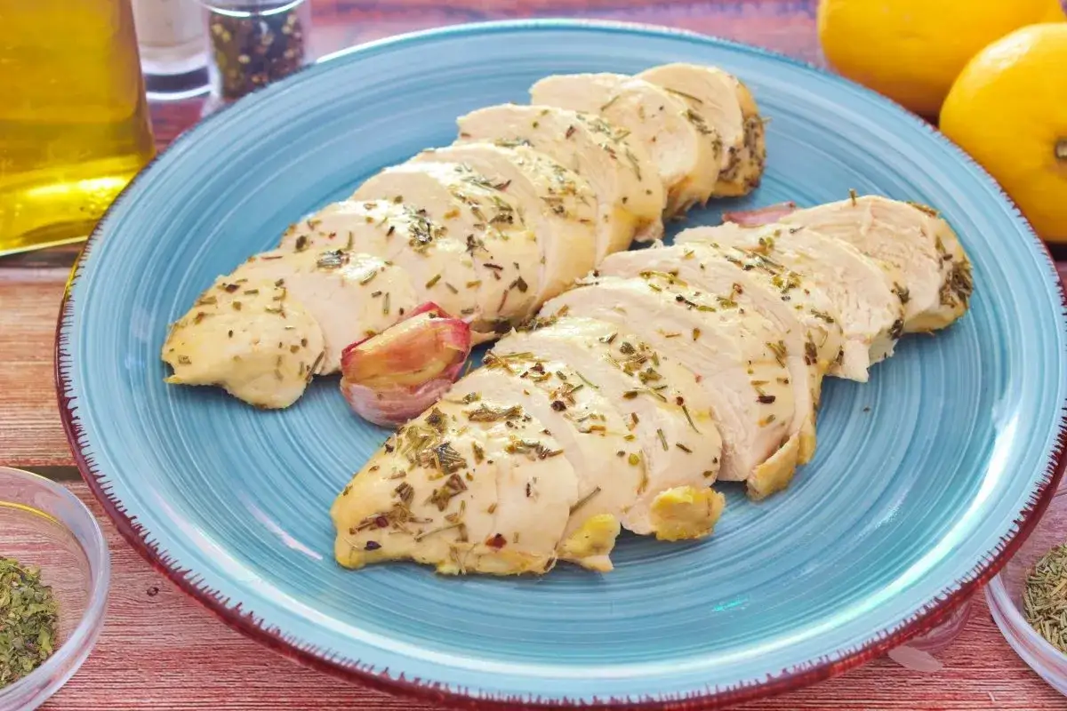 Pechuga de pollo jugosa y tierna, cortada en rodajas y sazonada con hierbas aromáticas y ajo.