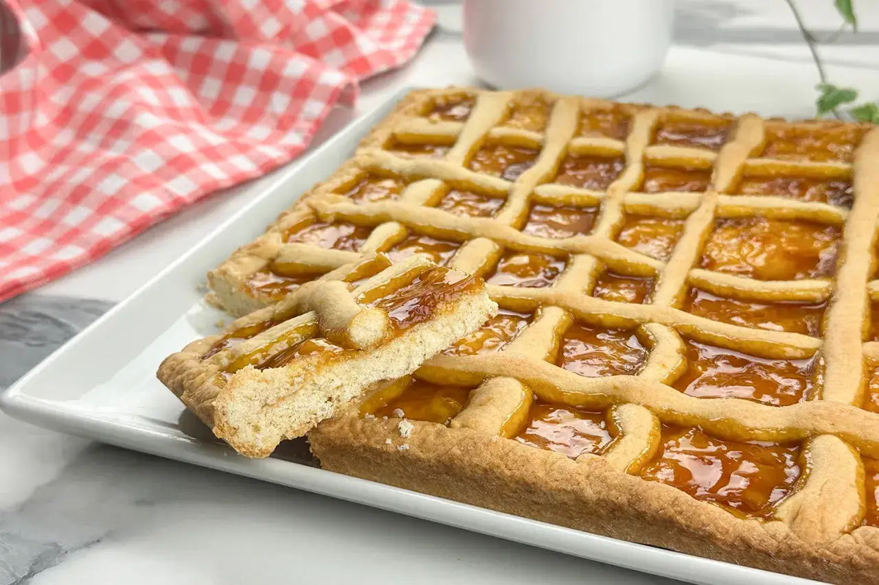 Pastel cuadrado con enrejado de masa quebrada y relleno de mermelada de albaricoque. Ideal para recetas con masa quebrada.