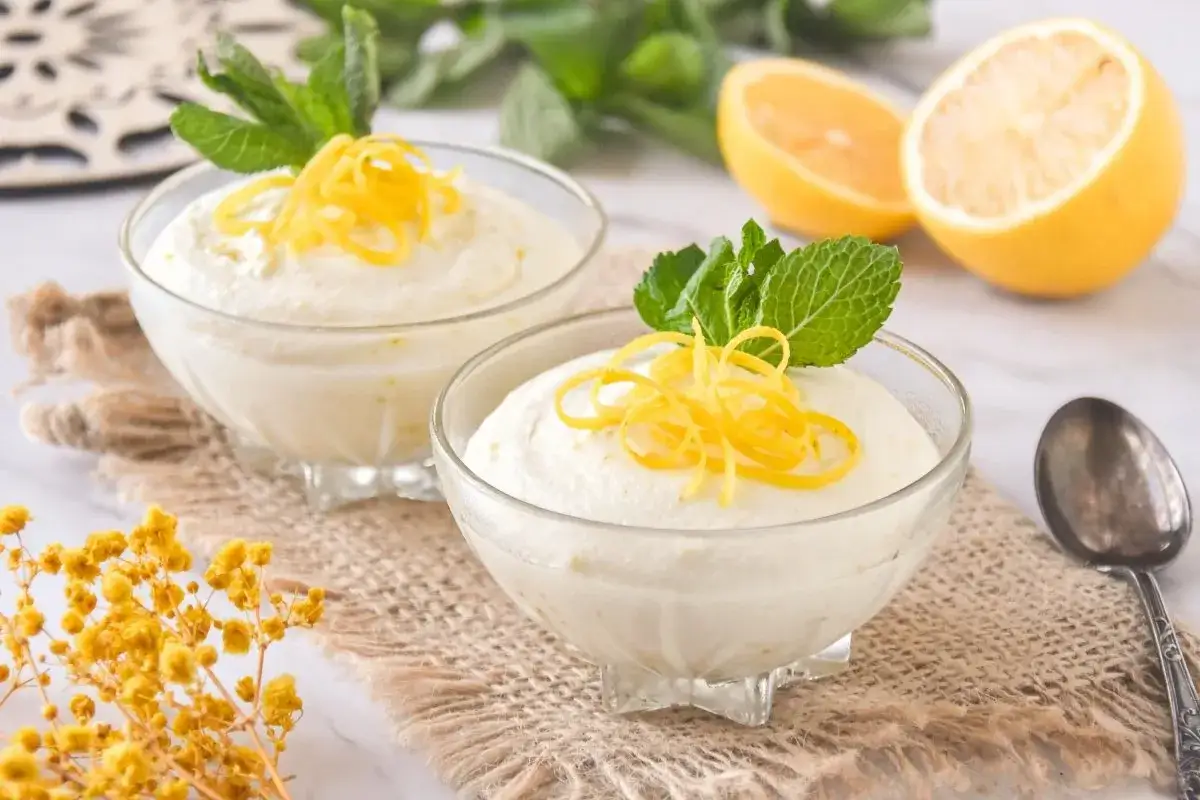 Delicioso mousse de lim&oacute;n con leche condensada, decorado con ralladura de lim&oacute;n y menta fresca.