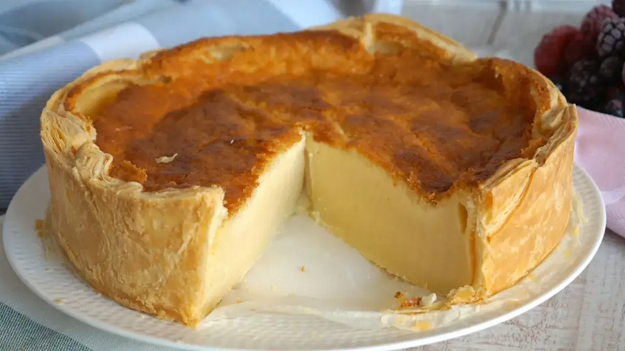 Pastel de arroz cremoso con corteza dorada y relleno suave. ¡Una delicia casera!