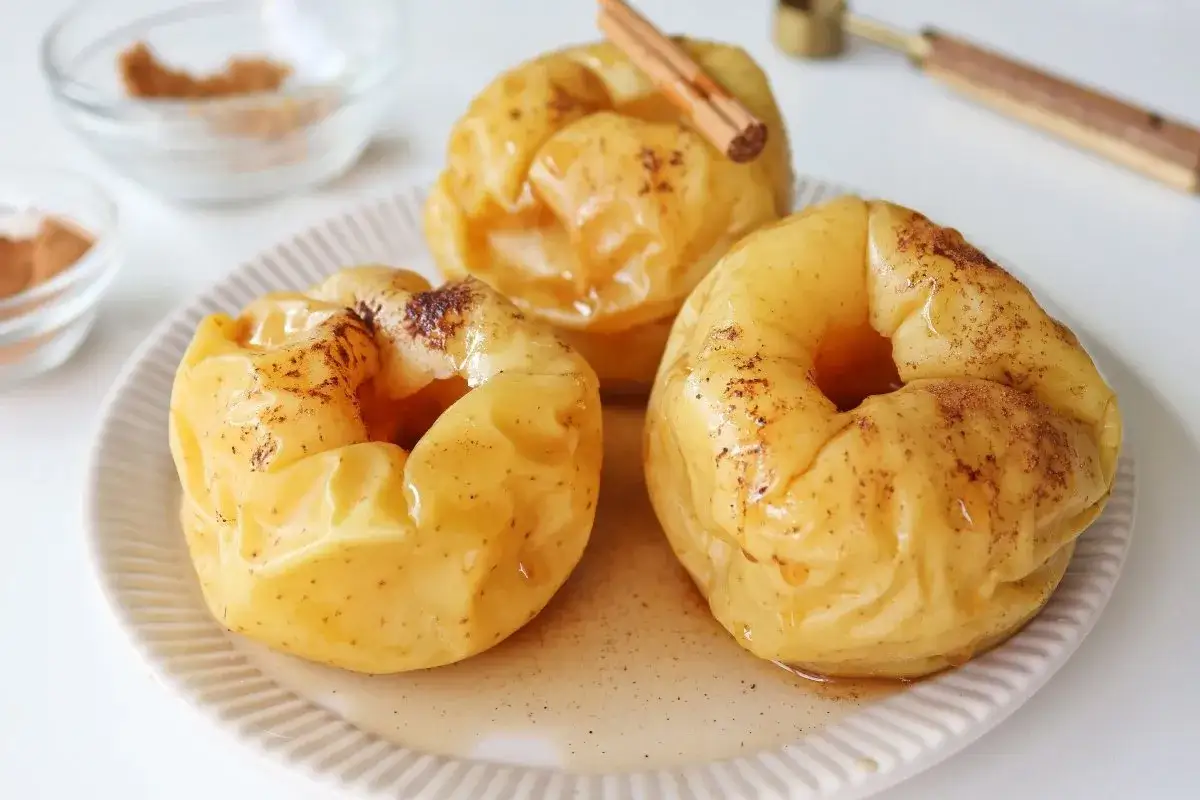 Manzanas asadas al microondas, tiernas y dulces, con canela y un toque de miel. Un postre rápido y delicioso.