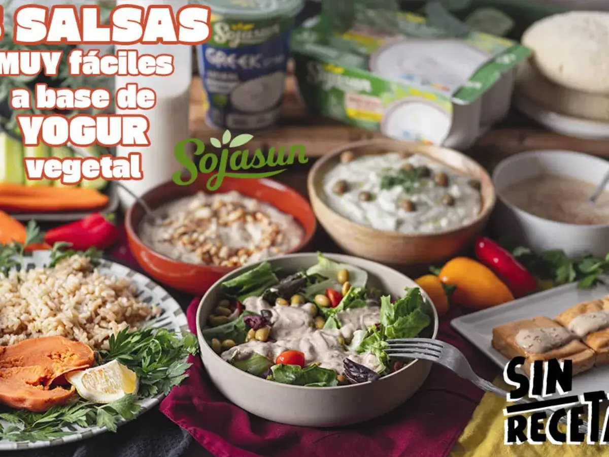 Varias salsas de yogur vegetal, una ensalada, arroz, boniato y tofu. ¡Deliciosas y fáciles!
