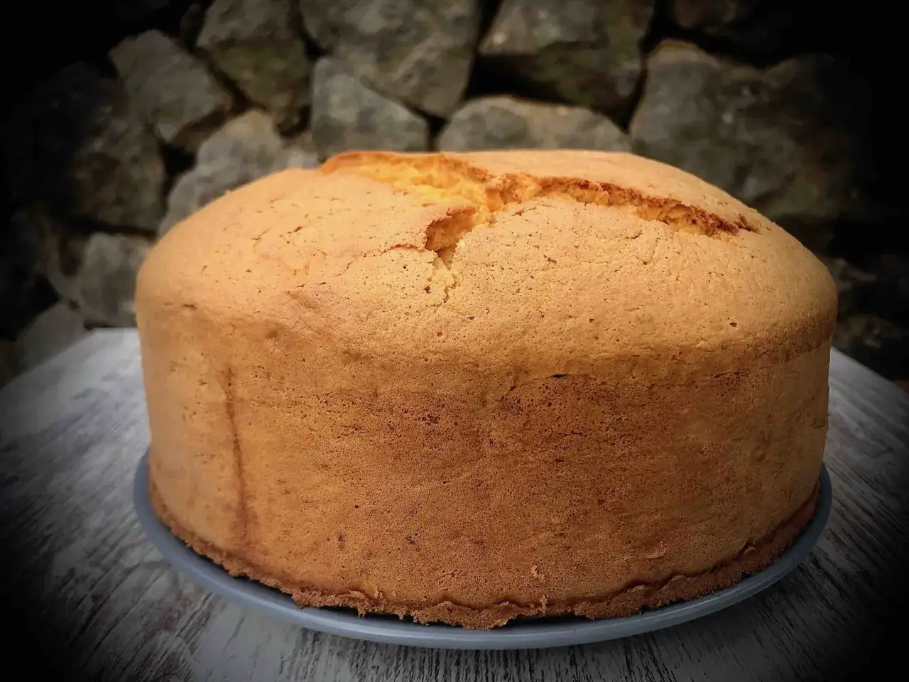 Bizcocho de calabaza dorado y esponjoso, listo para disfrutar. Su textura invita a probar un trozo.