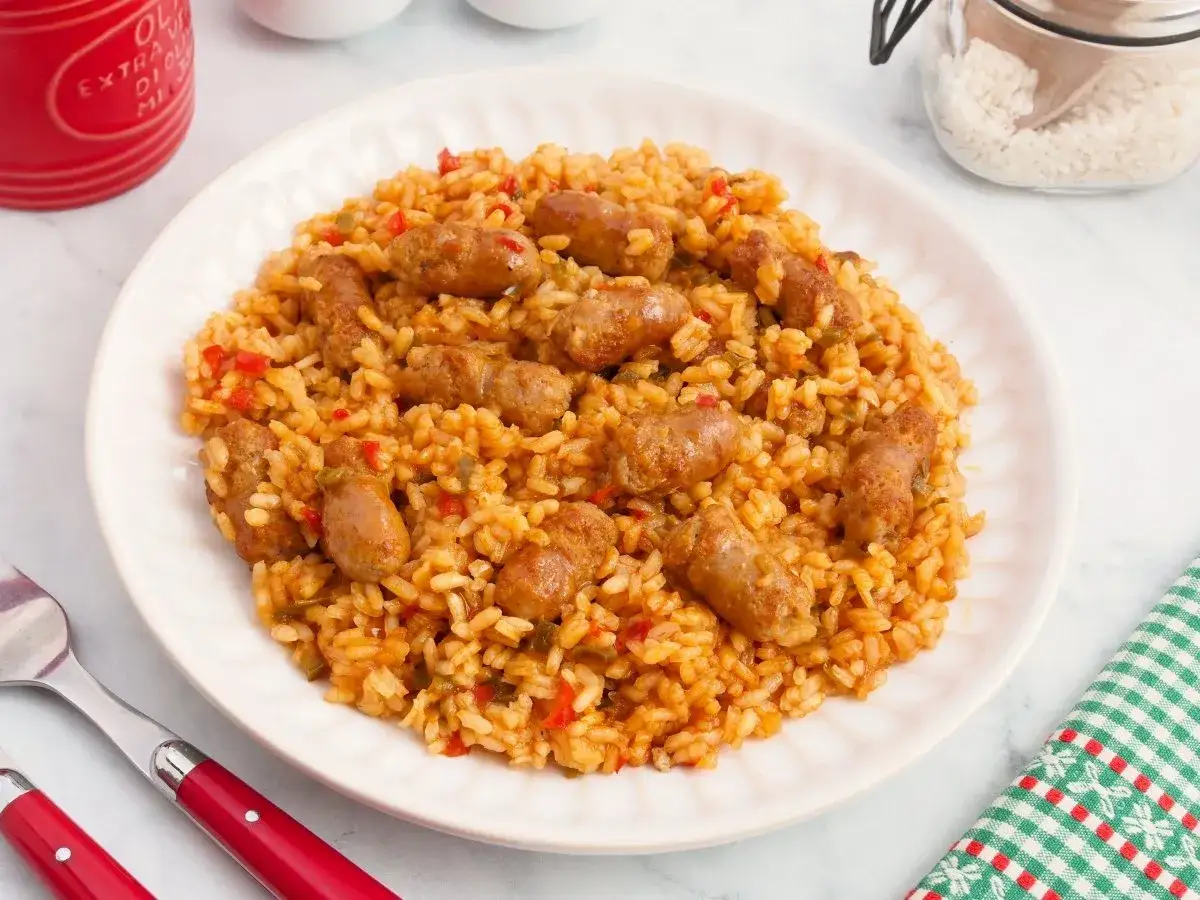 Un plato de arroz con salchichas, pimientos y especias. Un cl&aacute;sico reconfortante.