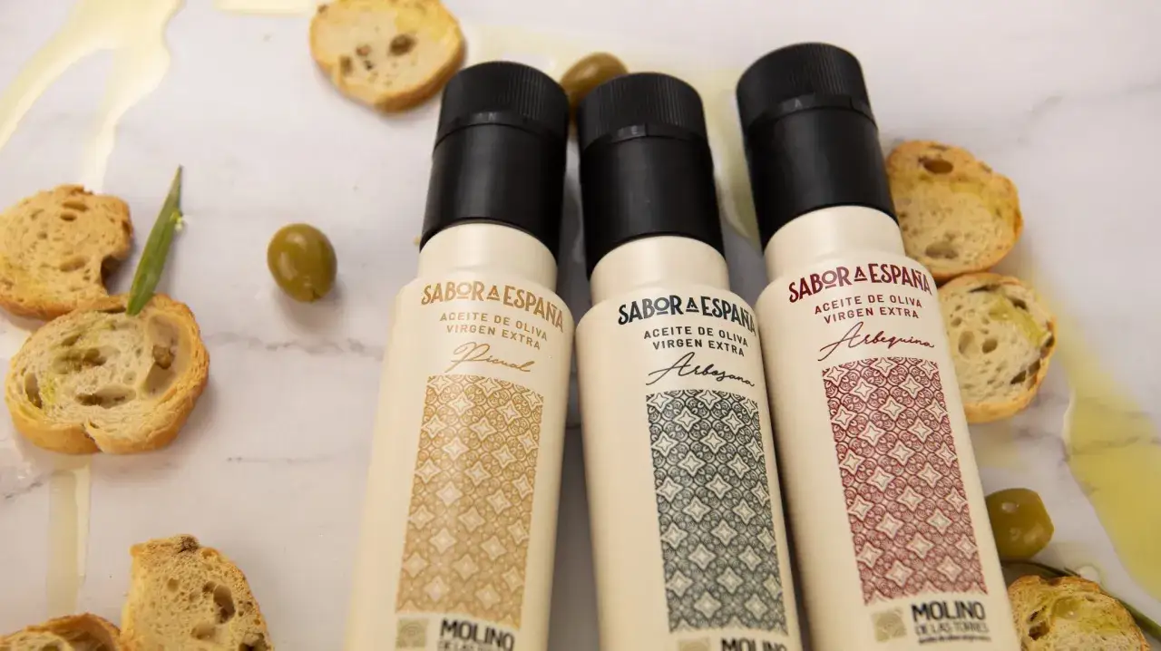 Tres botellas de aceite de oliva virgen extra (AOVE) de Sabor a España, con picual, arbequina y hojiblanca.
