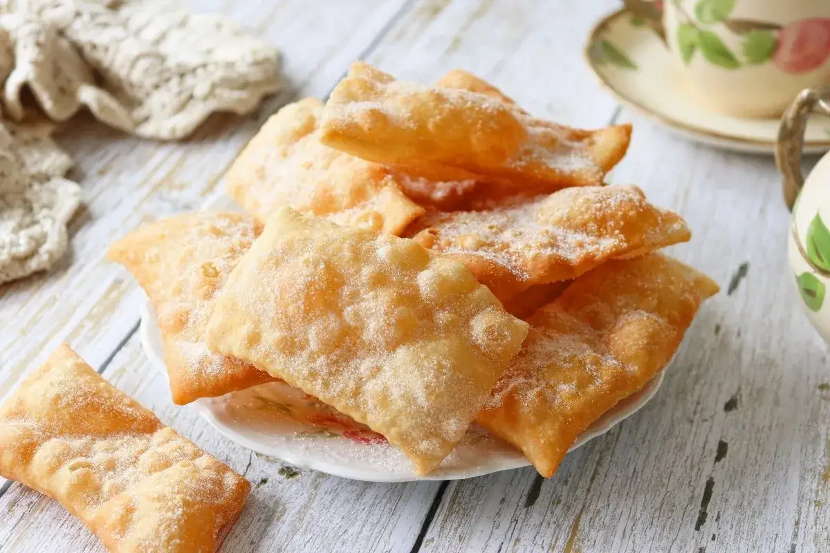 Deliciosas hojuelas, la receta de la abuela, espolvoreadas con az&uacute;car, listas para disfrutar.