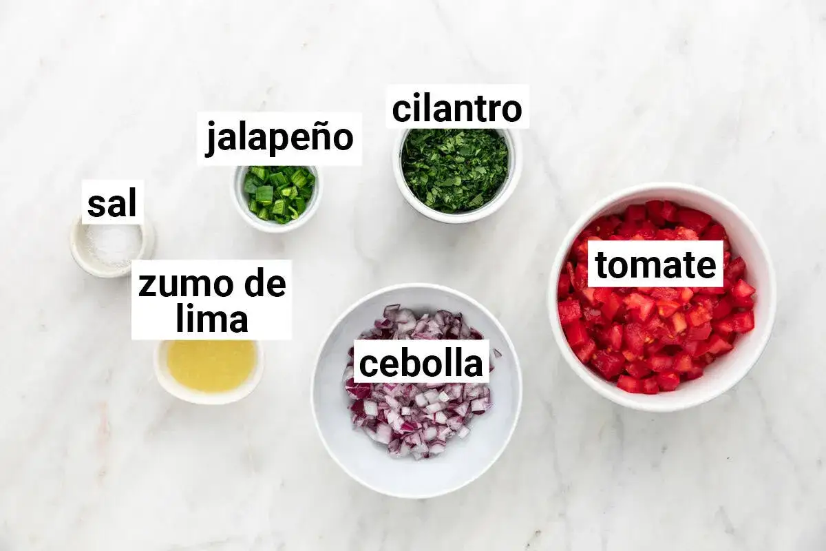 Ingredientes para pico de gallo: tomate picado, cebolla morada, jalapeño, cilantro, jugo de lima y sal.