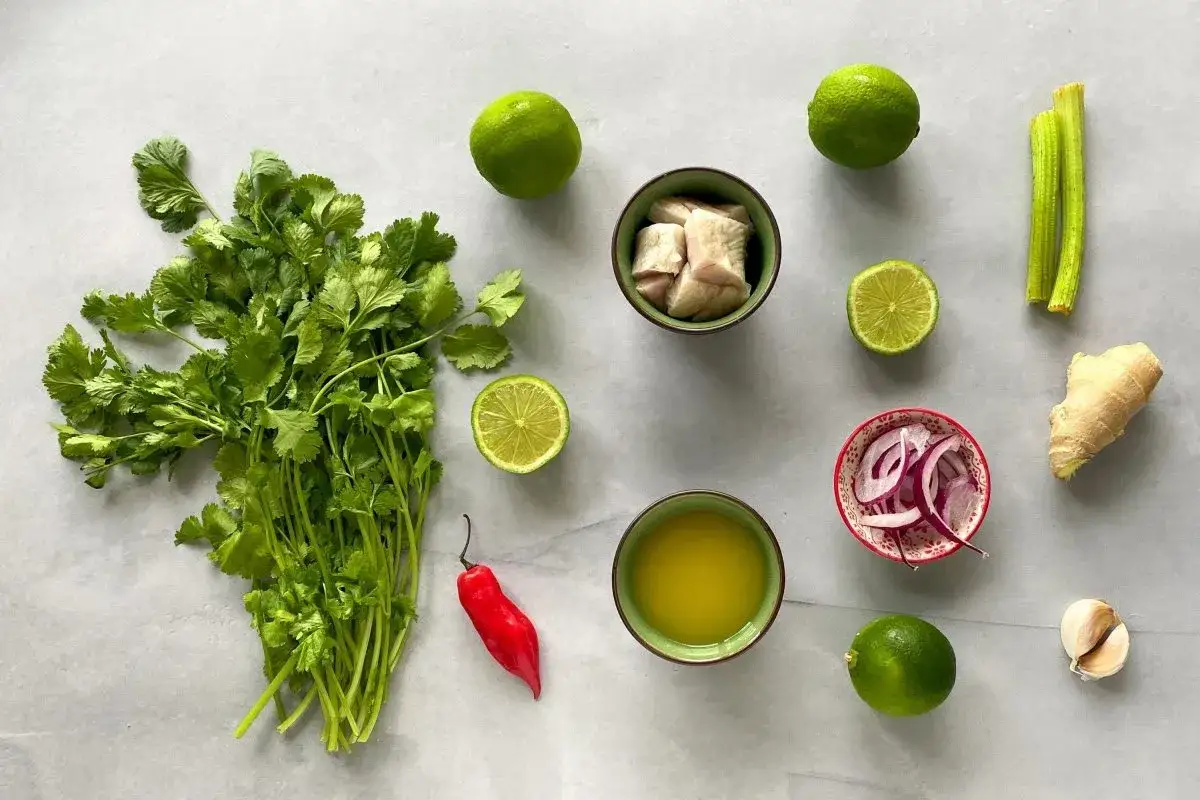 Ingredientes para leche de tigre receta: pescado, limones, culantro, ají, cebolla, jengibre, ajo y apio.