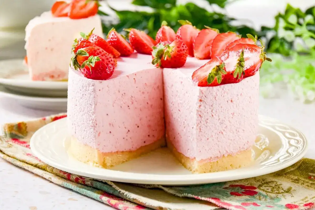 Delicioso mousse de fresa decorado con fresas frescas. Un postre ligero y refrescante, perfecto para cualquier ocasi&oacute;n.