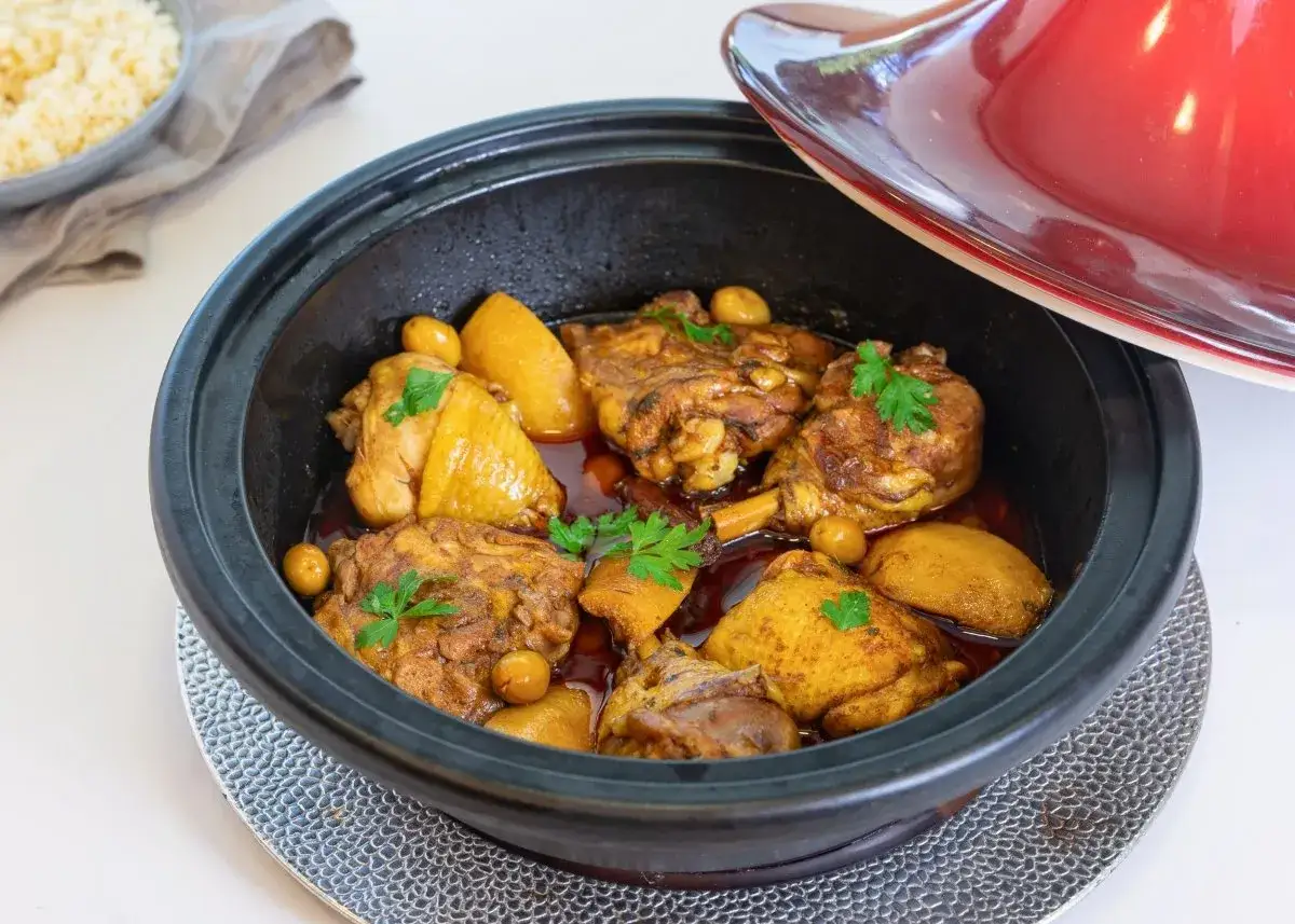 Un delicioso tajín que es un guiso marroquí de pollo con patatas y aceitunas, cocinado a fuego lento en su cazuela cónica.
