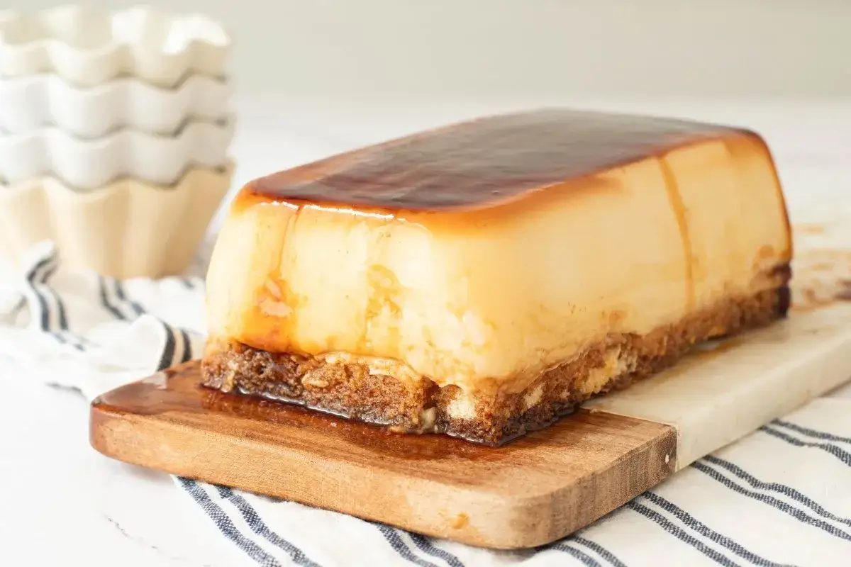 Tarta de cuajada con base crujiente y caramelo líquido, lista para servir.