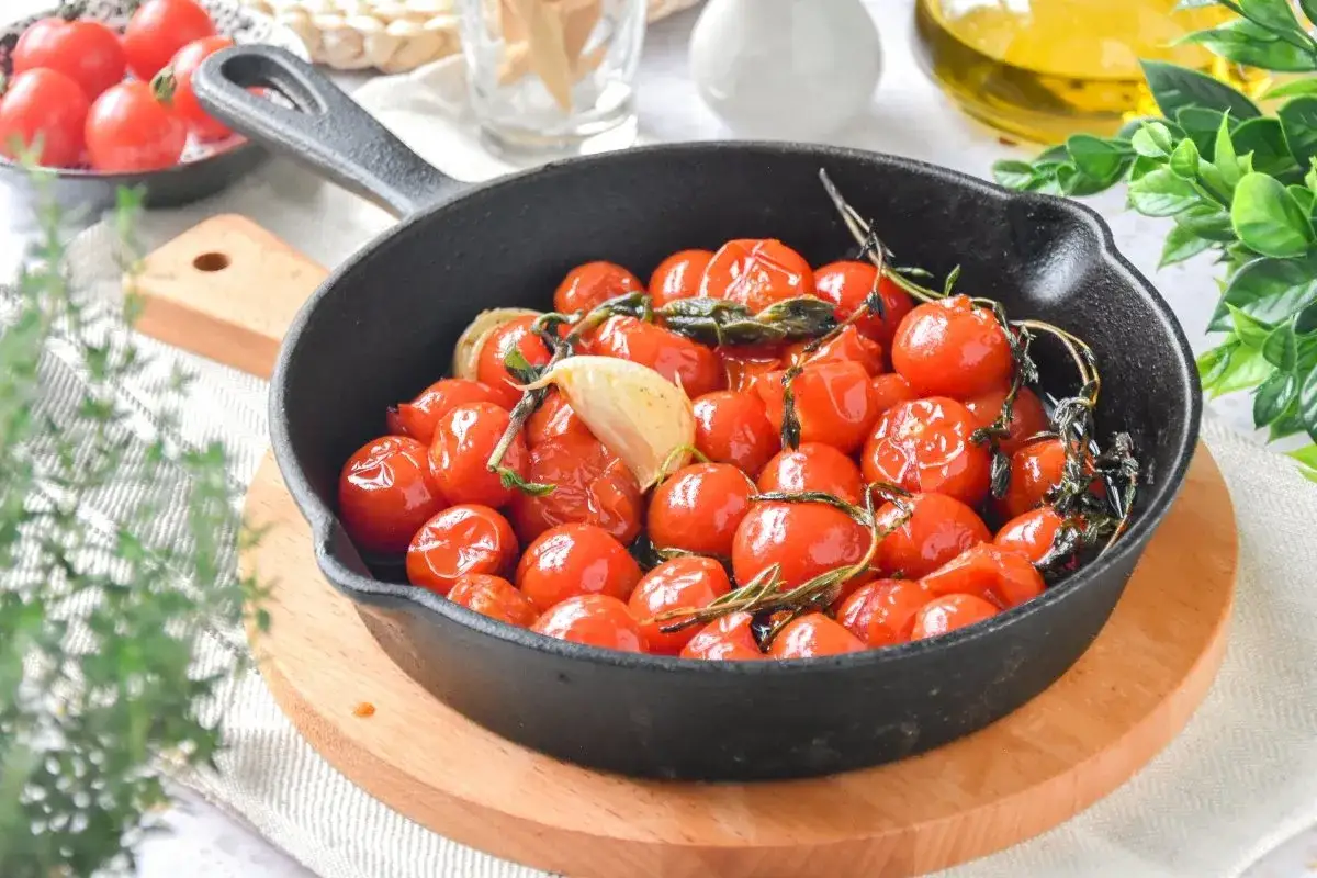 Tomates cherry confitados en sart&eacute;n de hierro fundido con ajo y hierbas.