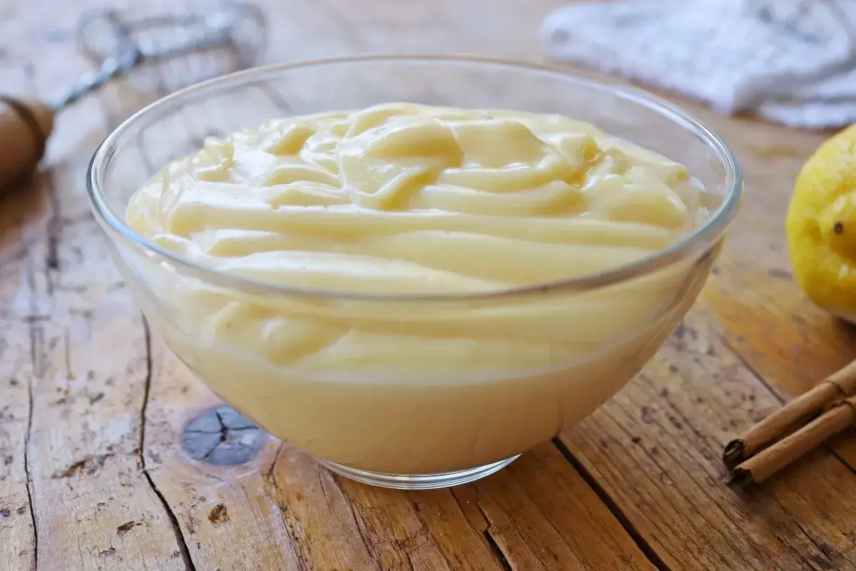 Crema pastelera suave y sedosa, lista para usar en postres. Perfecta para rellenar tartas y pasteles, hecha con Thermomix.