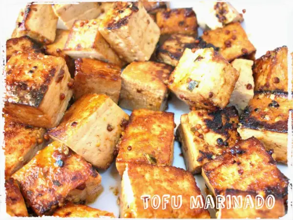 Trozos de tofu dorado y crujiente, perfectos para tus recetas con tofu. Marinado y listo para disfrutar.